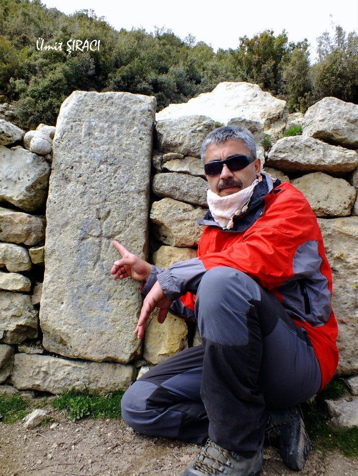 sayıda bulunması nedeniyle adeta bu, yüksek yaylanın sembolü gibidir; aynı damgayı Akdeniz kıyılarında görmemiz, bu damgayı kullanan büyük bir OQ halkının Doğu Anadolu dan yola çıkıp Orta Anadolu da