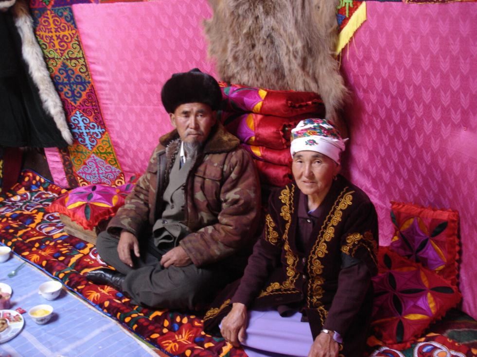 Bu damga günümüzde halen Kırgızistan daki keçe yapımı çadır evlerin tepe penceresinin