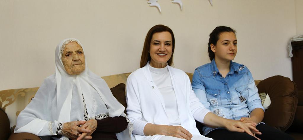 Üç nesil Anneler Günü Mayıs 10, 2015-11:45:00 AK Parti Genel Başkan Yardımcısı Hotar, siyasete başladığında 1,5 yaşında olan ve adeta "parti içinde büyüyen" 15 yaşındaki kızı Ayşe ve her zaman