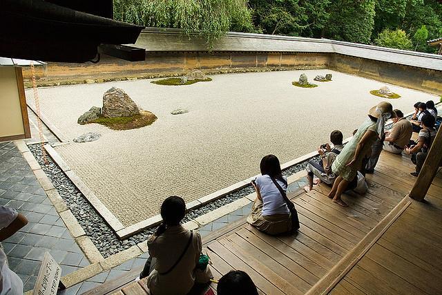 Aynı dönemde yapılmış olan Ryoan-ji Tapınak bahçesi ise sansui stilinde yapılmıştır.