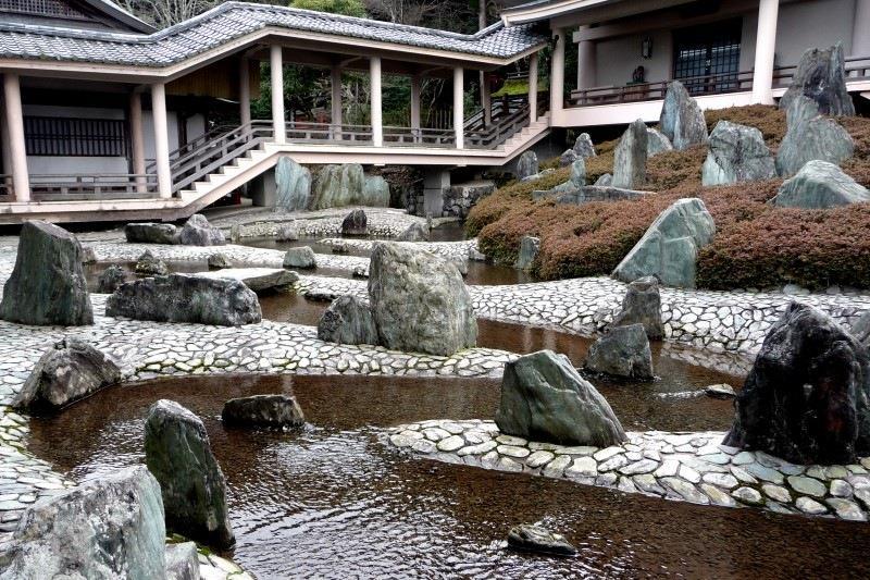 Modern tasarımcılar klasik Japon bahçelerinde görülen doğayı taklit etme yerine, kendilerini