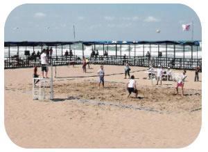 Dünyada plaj voleybolu, 1920`li yıllarda California sahillerinde, sörfçülerin dalga beklerken yaptıkları bir spor olarak başlamış 1996 yılından beri, plaj voleybolu, bir