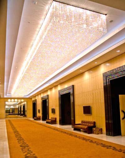 56 Otelin fuayesine yerleştirilen 28 metre uzunluğundaki avizede ise tam 72 bin adet kristal taş bulunuyor.