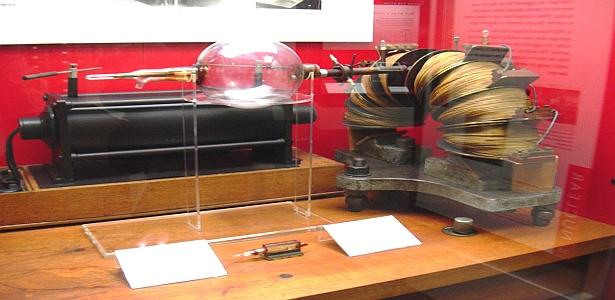 Kimya Tarihinde Bugün İngiliz kimyacı Francis William Aston 1919 yılında bu gün ilk kütle spektrometresi oluşturmayı tamamladı.