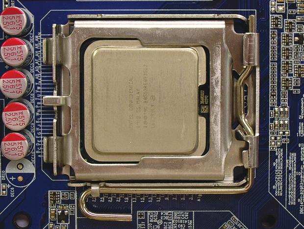 CPU montajından önce, donanımlarınızın hasara uğramaması için bilgisayarı kapattığınızdan ve