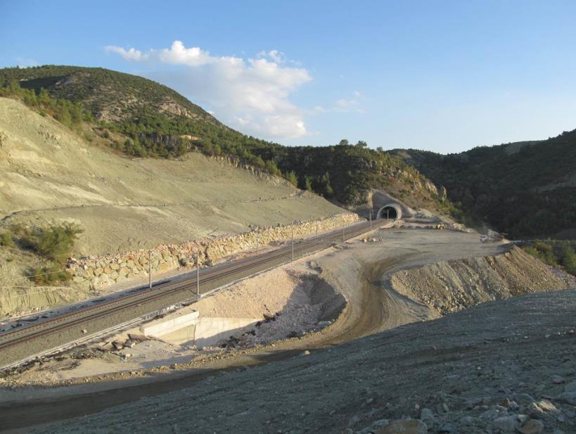 bir projenin tasarım aşamasından önce, kapsamlı saha çalışmaları gerçekleştirilmeli ve heyelanların olumsuz etkilerinden kaçınmak amacıyla gerekli önlemler önceden alınmalıdır.