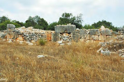 Silifke Karadedeli Köyü, Kuzyurt mevkiinde üç konut, işlik ve sarnıçlar saptandı.