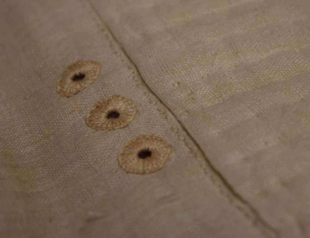 113 Fotoğraf 16.B. Envanter No:13/1377 Don-İç Donu Kumaş ve Süsleme Özellikleri Giysi kumaşı, pamuklu dokuma türü olan bezden yapılmıştır. Rengi beyazdır.