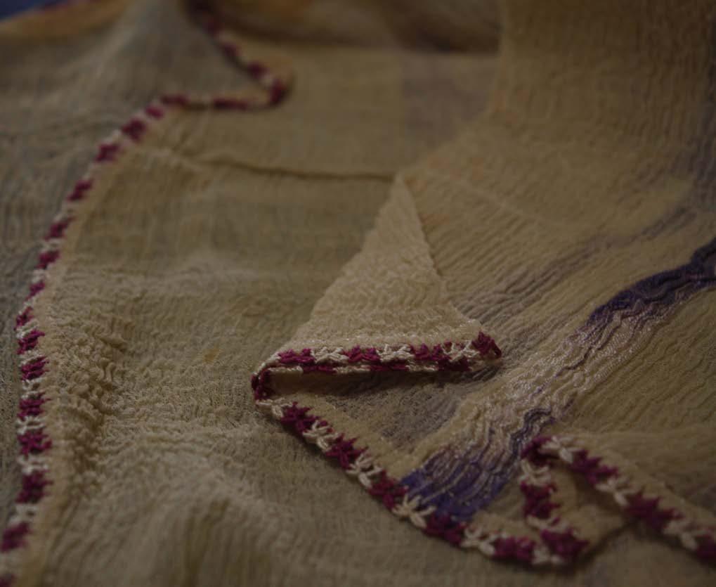 129 Fotoğraf 20.B. Envanter No: 13/2317 Gömlek Kumaş ve Süsleme Özellikleri Krem renkli, kıvırcık bükümlü ipekten mamul gömlek, bayan gömleği olarak tasarlanmış yazlık bir giysidir.