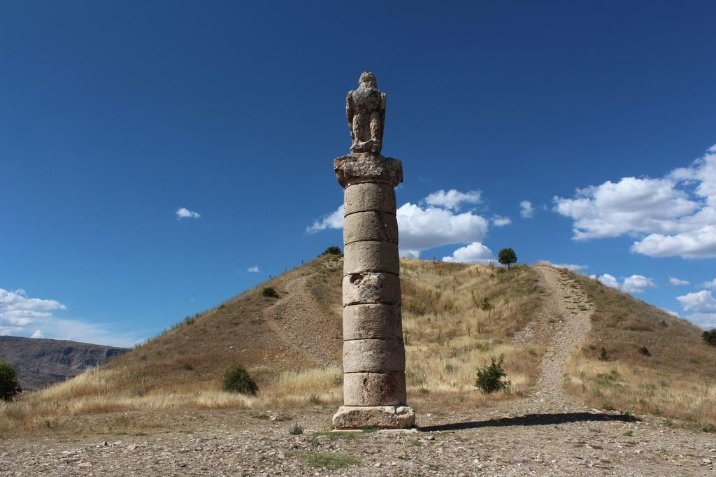 Anthiakhos un oğlu II. Mitradates, babası kadar etkin bir kral olamadı. Annesi İsas ve kız kardeşi adına günümüzde Kadın Anıt Mezarı olarak bilinen, Karakuş Tümülüsü nü inşa etti.