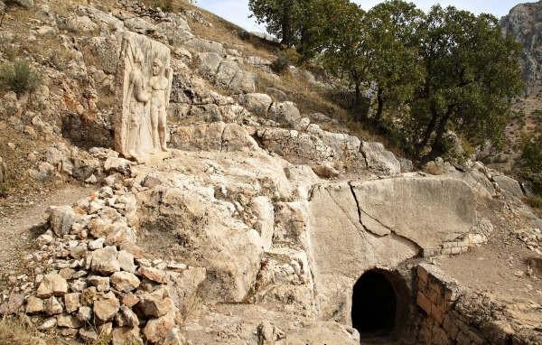 Arsameia Mithradathes Tümülüsü (Resim 7) Bölgenin güneybatısında kalan Adıyaman-Kahta girişinde bulunan, Kommagene Kralı II.