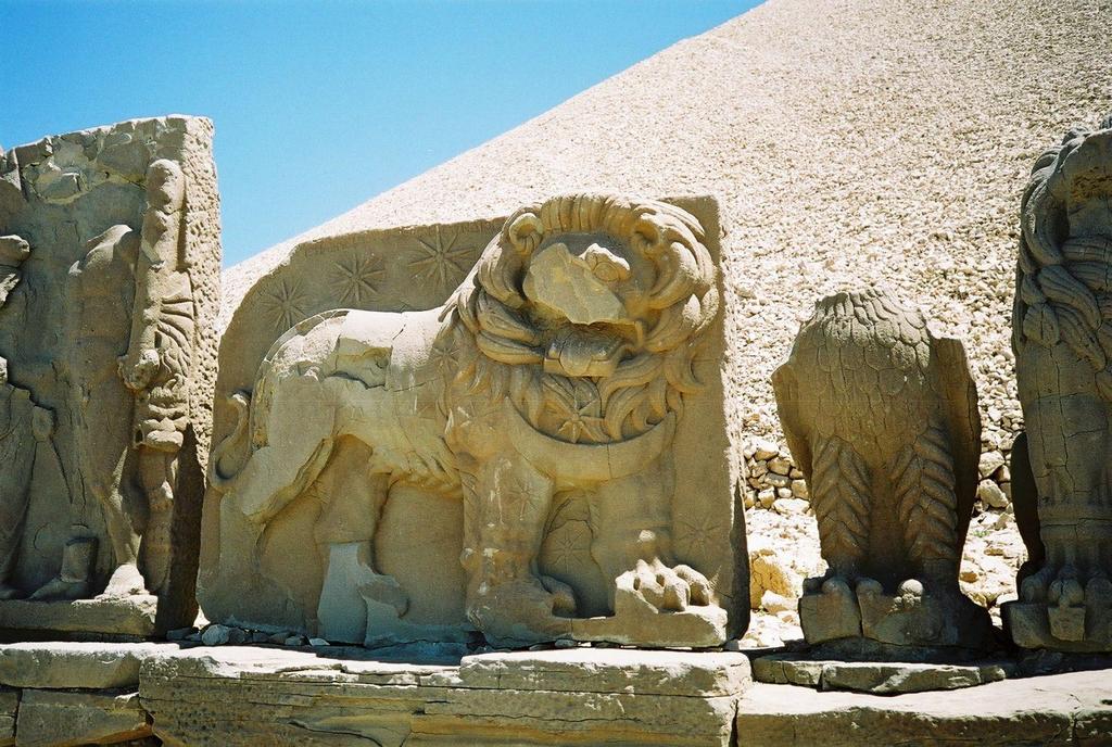 Aslanlı Horoskop (Resim 8) Nemrut Dağı nın batı terasında bulunan Aslanlı Horoskop, 2003 yılında Nemrut Dağı nın kuzeyine yapılan Geçici Restorasyon Evi ne taşındı.