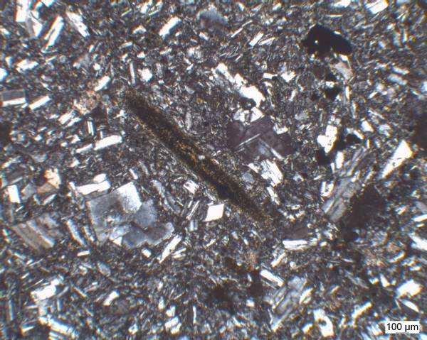 hornblendler ve zonlu doku gösteren plajiyoklaz minerali, a.tek nikol, b.