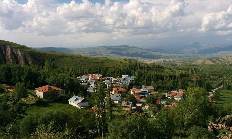 Ayrıca kuzeyde Kızılcaören, kuzeydoğuda Yerliçay (Vartan), doğuda Eğrisu (Anzahar), güneyinde Yama Dağları, güneybatısında Mursal ve Ürük Köyleri ile batısında Uluçayır (Vazıldan) ile arazi komşuluğu