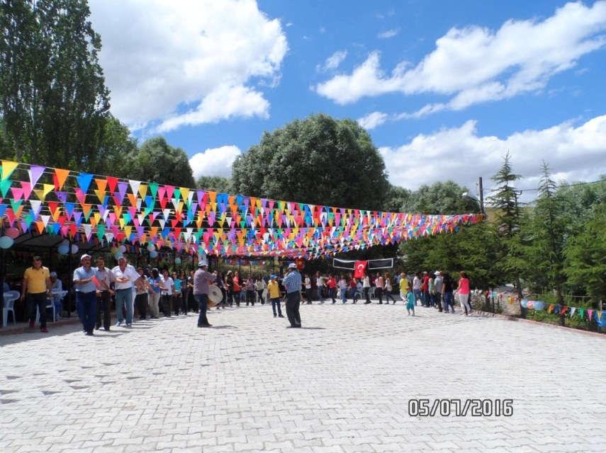 Köyümüzde bulunan pınarlar ve derelerden bazıları ise; Çat ın Dere, Çarkağın Dere, Elman Dere, Yukarı Yaylanın Pınarı, Üçkapı nın Pınarı, Aygörmezin Pınarı, Kalaboynunun Pınarı, Mağarasının ve Obanın