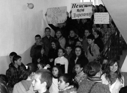 03 Kasım 2010 Sayfa 6 Cebel de öğrenci protestosu İsmail KÖSEÖMER Kırcaali İli Cebel şehrindeki Hristo Botev İlk ve Ortaokul öğrencileri, görevine son verilen müdürüne destek amaçlı protesto