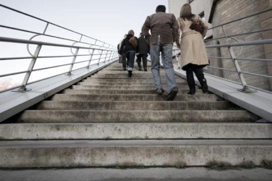 Sosyal hayatta çoğumuz merdivenlerden çıkmaktan mümkün