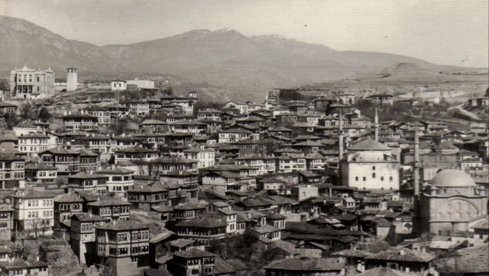 91 9 SAFRANBOLU EVLERĠ VE ESKĠ YAġAM BĠÇĠMĠ Safranbolu nun, evleriyle tanındığı, ünlendiği tartıģmasızdır. Bu evler eski Türk-Osmanlı yaģam biçimini sergiler.