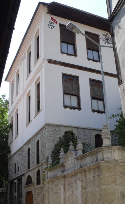 Safranbolu evlerinin tüm özelliklerini taģıyan, Akçasu Mahallesindeki, ata yadigarı evde (Hasseyinler-Hacıhüseyinler evi), 1940 lı ve 1950 li yıllarda, çocukluk ve ilk gençlik dönemindeki
