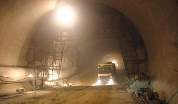 49 adet menfez inşaatı, 7500 metre istinat duvarı tamamlanmıştır [5]. Şekil 4.4 te görüldüğü gibi hat üzerinde 2030 metre uzunluğunda Bozdağ Tüneli tamamlanmıştır. Şekil 4.4: Ankara-Konya hattında olan Bozdağ tüneli 4.