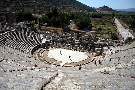 Oldukça büyük olan Efes Antik Kenti içerisinde, kütüphane, tapınaklar, uzun
