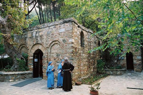 kapısının yanından geçilerek çıkılan Meryem Ana ören yerinde, küçük bir