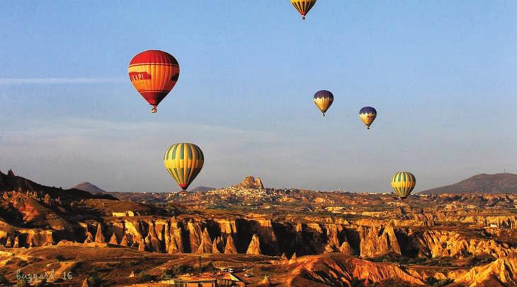 Dönemi yapılarından olan 7 gözlü köprüyü görüyor ve fotoğraflarını çekiyoruz. Ardından şehir merkezine dönüyor ve Kalecik e ismini veren Kalecik Kalesi ne çıkıyoruz.