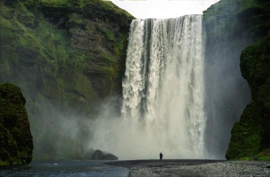 Bu eğlenceli şelalelerden sonra İzlanda'nın en meşhur ve en güzel şelalelerinden biri olan Skogafoss'a gidiyoruz. Havanın güneşli olması durumunda burada çok güzel bir gökkuşağı oluşuyor.