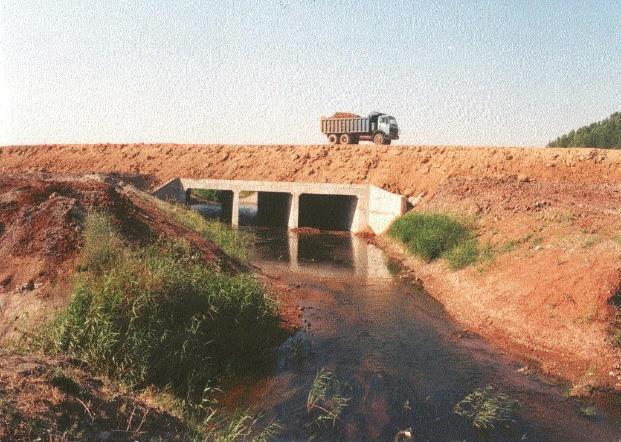 Ova ve düz arazilerde yer altı sularının tesirleri gözönüne alınarak proje düşey hattı yeterli yükseklikten (min 1-1.5m.) geçirilmelidir.