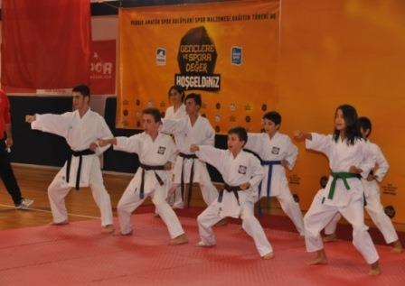 Taekwondo Eğitimi Bu yıl 7. si düzenlenen Pendik Gençlik Günleri kapsamında 1.