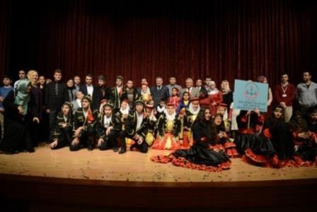 Dünya Engelliler Günü Etkinliği 29 Ekim Cumhuriyet Bayramı kutlamaları kapsamında konser, yüz boyama, balon katlama etkinlikleri düzenlenmiş; fotoğraf
