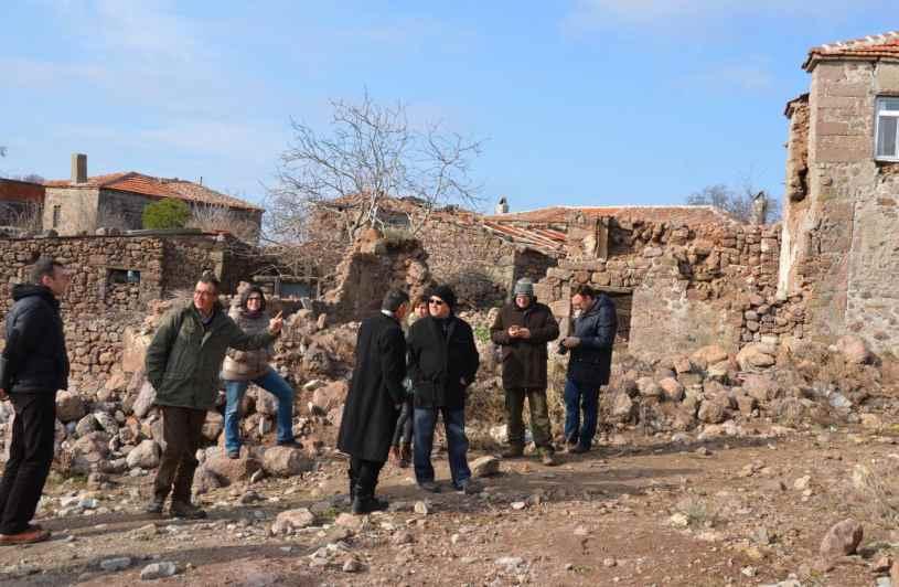 Zarar şöyle ürdürdü: izleyebiliriniz gören evler, buranın doğal, kendi Ağır haar gören 4 cami var, ahırlar var ve gelenekel mimariinden, yapı tarzından 501 adet ağır haar gören konut var.