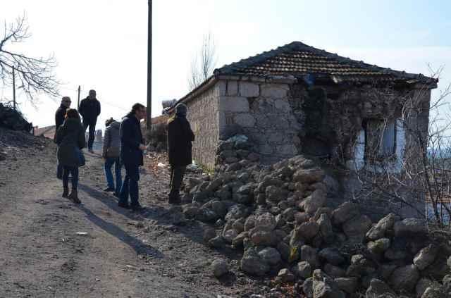 Bugün de İtanbul Büyükşehir Belediyeinin materyallerle burada, bu evlerin tamamını yeniden inşa mutfak tırı şu anda Ayvacık'a ulaşmak üzeredir. O da edeceğiz.