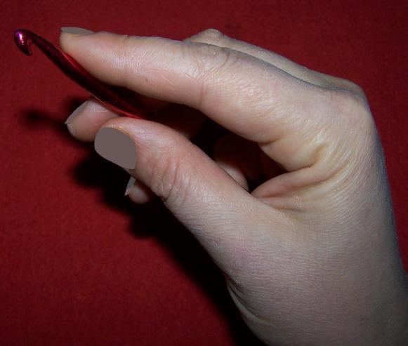 Tığ Tutuş Şekli Tığ örücülüğü çalışmalarında kullanılan tığ sağ elle tutulur. Tığ, el bilekten rahatlıkla hareket edecek şekilde fazla sıkmadan tutulmalıdır.