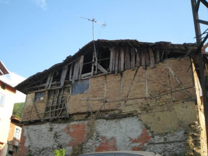 Yol kenarlarında gözlenen yığma ve betonarme yapılarda sistem ayrışması ve duvar hasarları dikkat çekicidir. Resim 4.1.