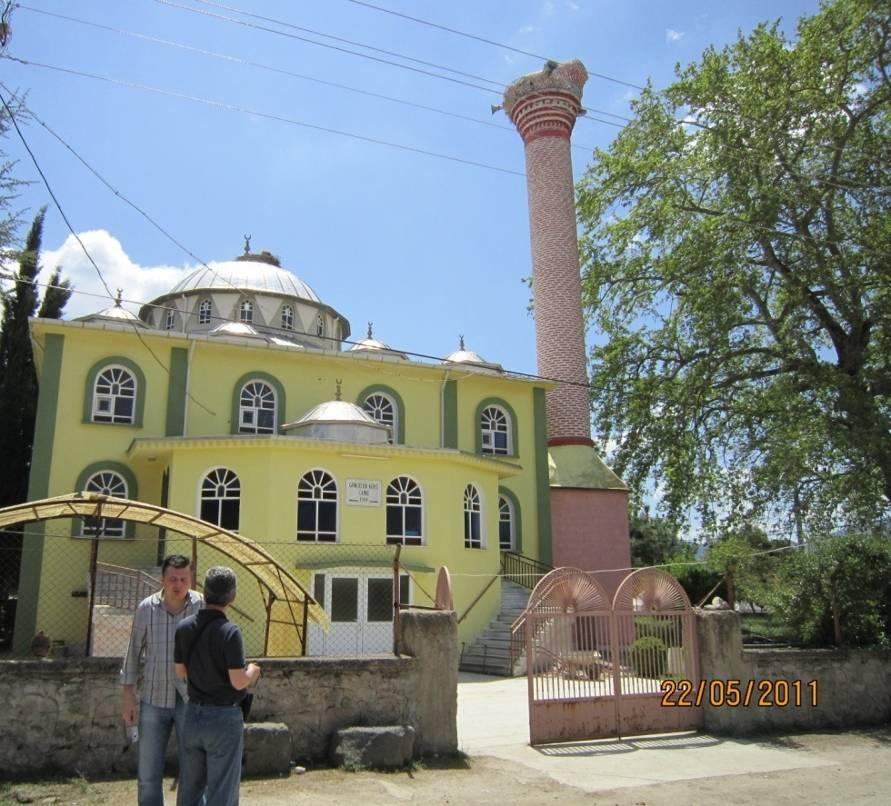 Resim 4.3. Gökçeler Köyü Camii, Doğu-Batı yönünde minaresinde kısmi göçme Yapıların aldığı hasarlar incelendiğinde bilinen bir gerçek tekrar su yüzüne çıkmıştır.