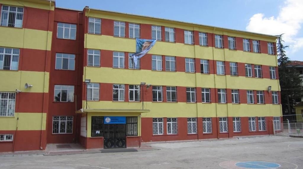 güçlendirilmesi yapılmamış Cumhuriyet Lisesi'nde betonarme sistemde ve dolgu duvarlarda ağır hasarlar