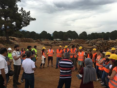 Grubun tekne ile İztuzu Plajını ziyareti Kahvaltı sonrasında, Fethiye, Güneydağ Orman İşletme Şefliği orman deposuna gidilerek, ormandan üretilerek son depoya gelen Kızılçam, Karaçam, Sedir gibi