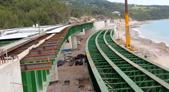 Yol profili ve inşaat kolaylığı gibi nedenlerle enkesitte dört adet I kiriş ile üzerinde yerinde dökme tabliyeden oluşan kompozit bir üstyapı sistemi seçilmiştir.