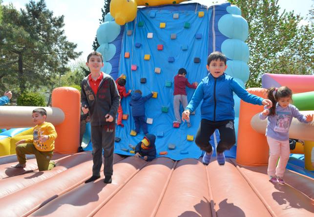 Mayıs 2017 15 Her geçen yıl daha da renkleniyor Maltepe Belediyesi nin 23 Nisan Ulusal Egemenlik ve Çocuk Bayramı dolayısıyla düzenlediği şenlikte gönüllerince eğlenen çocuklar oyun parkurlarında