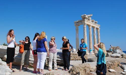 iç talep tamamen ithalat ile karşılanmıştır. Turizm Turizm, Yunan ekonomisinde çok önemli bir yer tutmaktadır. Turizm, GSYİH nin %15 ini oluşturmaktadır.