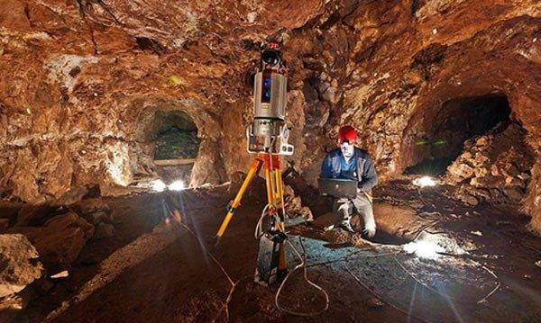 Daha çok Eviya, Argolido, Halkidiki, Kozani ve Ege adaları maden bakımından bolluk içinde olan bölgelerdir. Madenlerin bir kısmı toprak üstünden ve bir kısmı da toprak altından elde edilir.