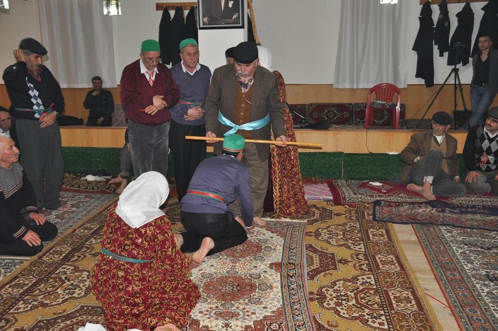 1102 Mehmet ERSAL Erkân çubuğunun altından geçen musahipliler Erkân Tarik Suyu: Musahip olacak kiģiler ve rehber erkândan geçtikten sonra darda beklerler.