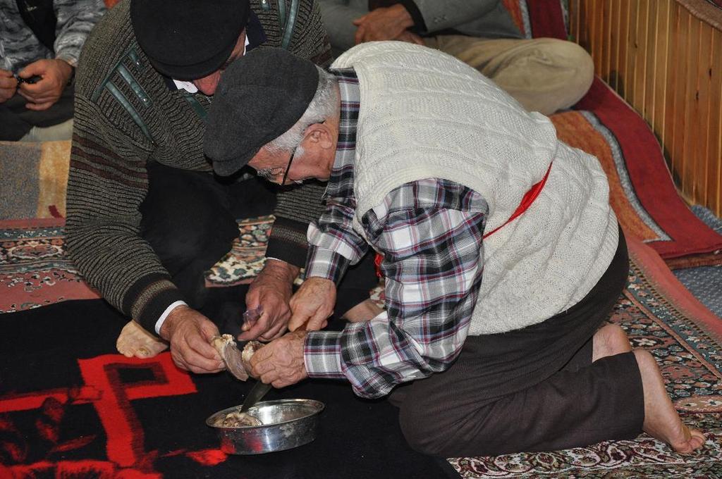 1104 Mehmet ERSAL Dede meydanda yüreği dörde bölerken Asıl hizmet yürek yeme ritüelidir. Alevi inanç sisteminde bir cemin meydana gelmesi için kurban olacak bir hayvana ihtiyaç vardır.