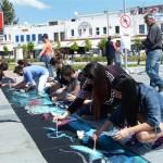 Belediye Meydanında düzenlenen etkinlikte yere açılan bezin üzerindeki resim yapılması