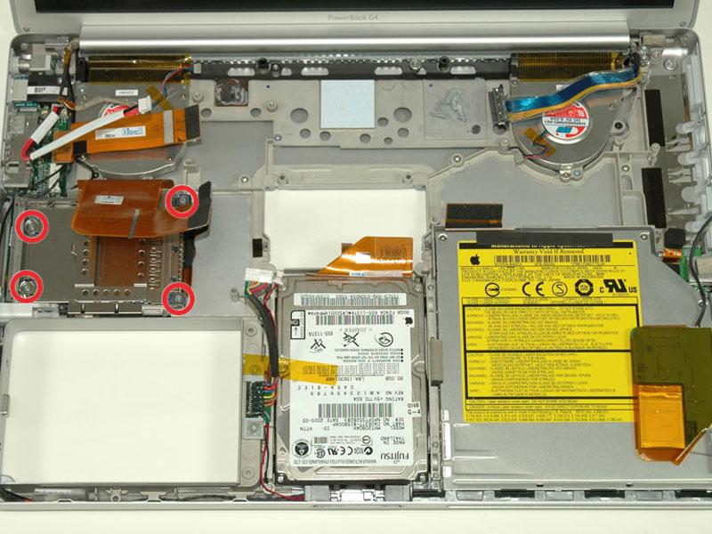 Adım 28 PC Kart Kafesi PC kart kafesinin sol köşesinden iki 4,2 mm gümüş Phillips vidayı