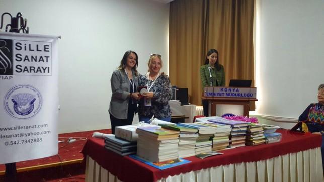 Festivale katılan Sille Sanat Sarayı kadın üyelerinin yanlarında getirdiği çok sayıda kitap Sefaköy İlkokulu
