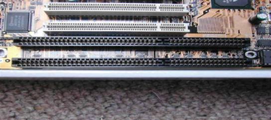 1.3.2.1. ISA (Industry Standard Architecture) Resim 1.5: ISA veri yolu 1984 y l nda geliştirilmiş bir bus veri yoludur. Resim 1.5te uzun ve siyah olarak görüntülenen veri yoludur.