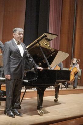 Şef Faris Akarsu yönetiminde, kemanda Cihat Aşkın, piyanoda ise Metin Ülkü ye eşlik eden Anadolu Üniversitesi Senfoni Orkestrası (ASO), Beethoven ın Türkiye de ilk defa