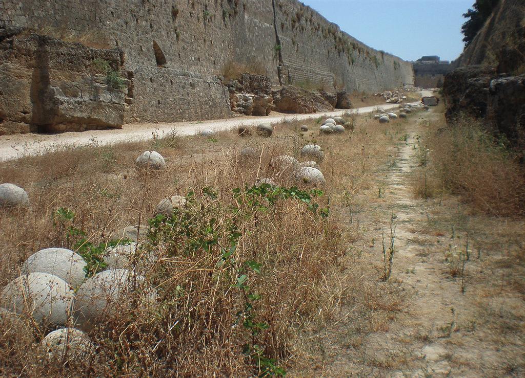 BD HAZİRAN 2017 Rodos kalesindeki kuşatma döneminde ait Osmanlı gülleleri Rodos a gelirken ele geçirilen bir geminin kaptanı, şövalyelerin cephanesinin tükendiği, top güllelerinin bitme noktasında